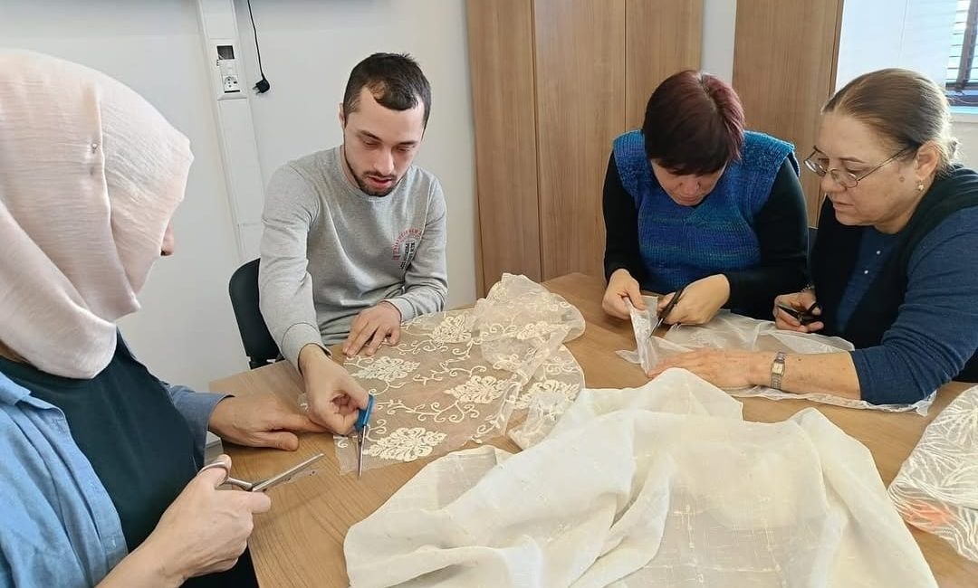 Engelli Bireyler BALMEK kurslarıyla meslek hayatına adım atıyor Balıkesir Büyükşehir Belediyesi’nin destekleriyle düzenlenen sanat eğitim programını tamamlayan engelli