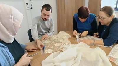 Balıkesir Büyükşehir Belediyesi’nin destekleriyle düzenlenen sanat eğitim programını tamamlayan engelli