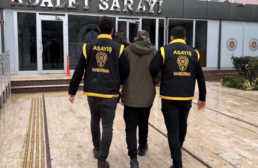 Bandırma’da silahlı yağma suçundan aranan şahıs yakalandı Bandırma İlçe Emniyet Müdürlüğü Asayiş Büro Amirliği ekipleri, gerçekleştirdikleri operasyonla