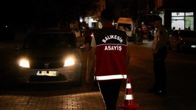 Balıkesir’de polis ekiplerince yapılan denetim ve operasyonlarda farklı suçlardan yakalanan