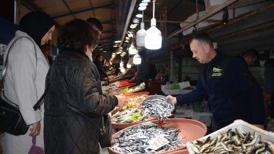 Karadeniz’den gelen balık çeşitleriyle Bandırma Balık Hali’nde yaşanan bolluk, balıkçıları