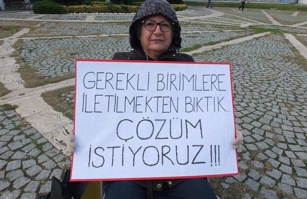 Pelitköy Sahilinde oturan emekli öğretmen Nuray Oluçay, evinin önündeki yolda
