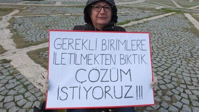 Pelitköy Sahilinde oturan emekli öğretmen Nuray Oluçay, evinin önündeki yolda
