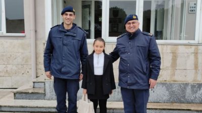 Bandırma 17 Eylül İlkokulu öğrencileri, İlçe Jandarma Komutanlığı’nı ziyaret ederek