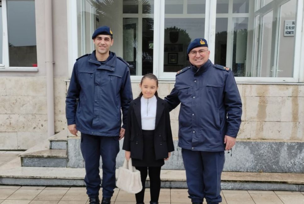 Binbaşı Tunç ve Komutan Çetin Bandırma’nın minik öğrencileriyle buluştu Bandırma 17 Eylül İlkokulu öğrencileri, İlçe Jandarma Komutanlığı’nı ziyaret ederek