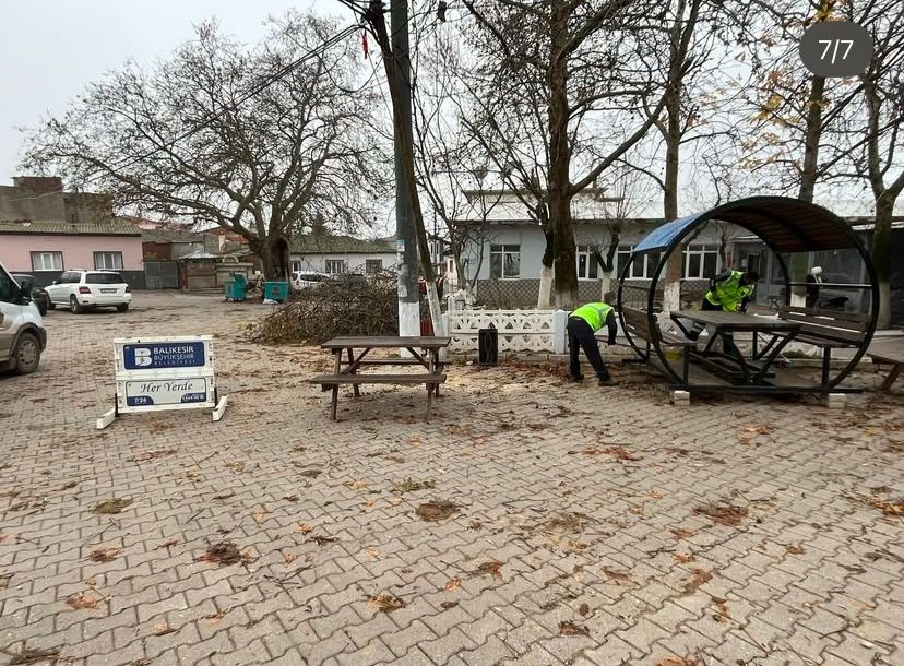 Bandırma Yeşil Çomlu’da hortum sonrası kapsamlı temizlik yapıldı Bandırma Yeşil Çomlu Mahallesi’nde hortum nedeniyle meydana gelen hasarlara Balıkesir
