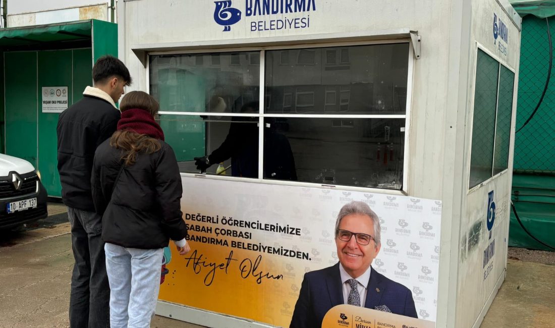 Bandırma Belediyesi, üniversite öğrencilerine sıcak çorba ikramı yaptı. Bandırma Belediyesi,