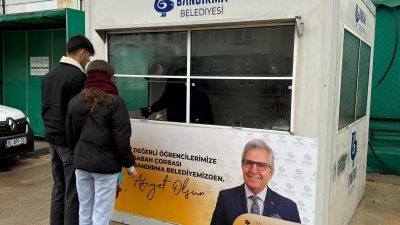 Bandırma Belediyesi, üniversite öğrencilerine sıcak çorba ikramı yaptı. Bandırma Belediyesi,