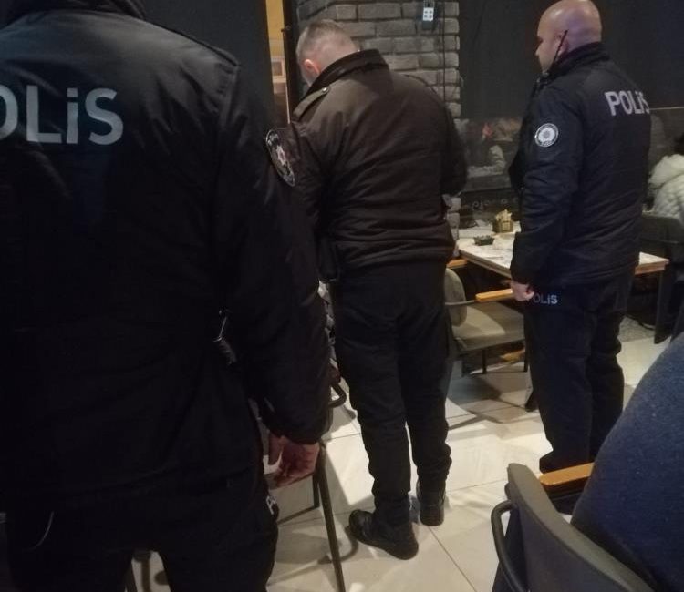 Polisten gece denetimi Balıkesir’de polis ekipleri asayiş ve trafik denetimi gerçekleştirdi. Yapılan gece