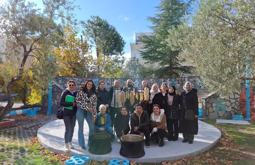 Doğal Boyama Projesinde son aşamaya gelindi Altınoluk Meslek Yüksekokulu Tıbbi ve Aromatik Bitkiler Programı ön lisans
