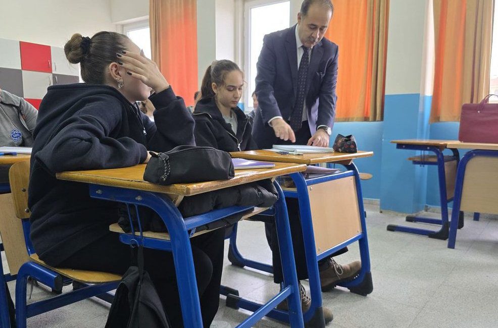 Enerjisa Bandırma Fen Lisesi’ni ziyaret eden Kaymakam Engin Aksakal, öğrencilerle