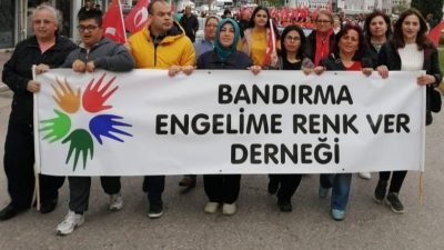 Engelime Renk Ver Derneği Başkanı Nercü Çalışkan, engellerin yalnızca fiziksel