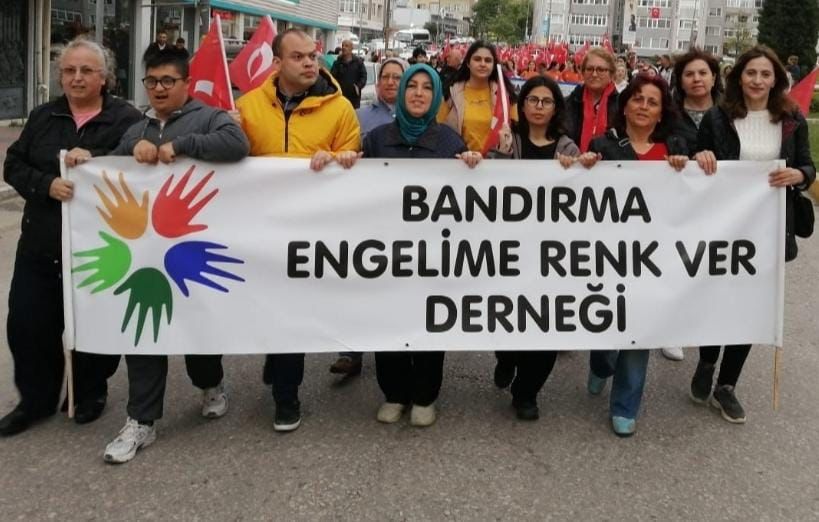 Çalışkan: “Gerçek engel, fırsat eşitliğinin sağlanamamasıdır” Engelime Renk Ver Derneği Başkanı Nercü Çalışkan, engellerin yalnızca fiziksel