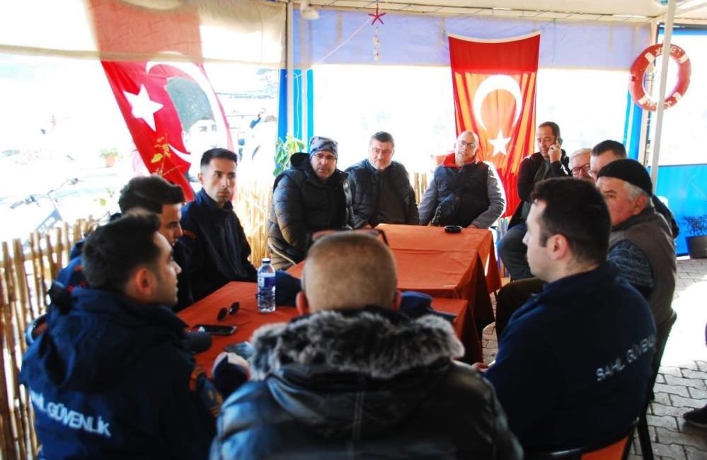 Erdek’te balıkçılara atık su bilgilendirme toplantısı Erdek Sahil Güvenlik Komutanlığı personeli, balıkçılara teknelerdeki atık sular konusunda