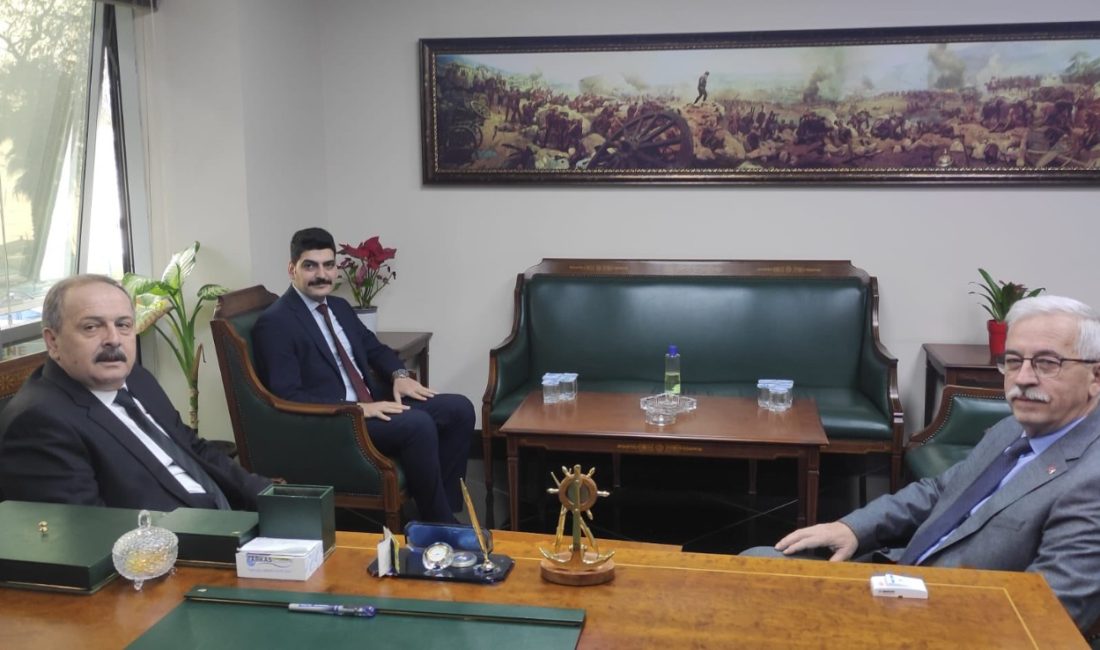Erdek Kaymakamı Hasan Göç, Belediye Başkanı Burhan Karışık’ı ziyaret ederek