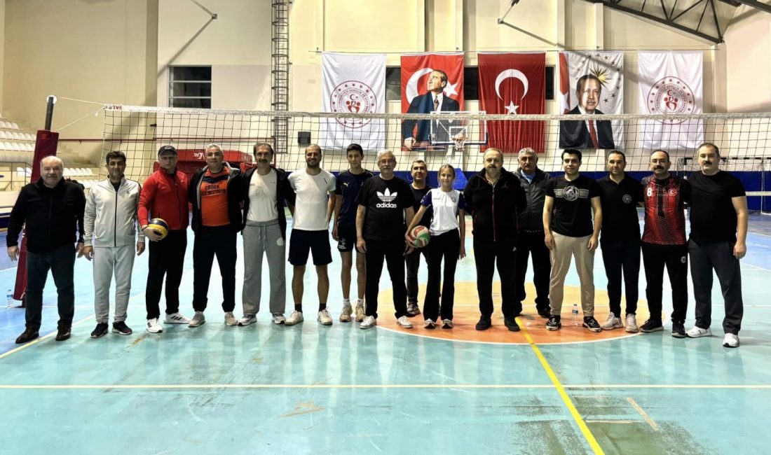 Erdek’te dostluk maçının galibi Kaymakam ve Belediye Başkanı oldu Erdek’te düzenlenen voleybol dostluk maçında Kaymakam Hasan Göç ve Belediye