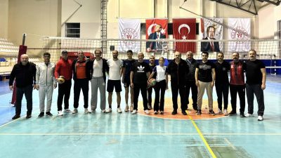 Erdek’te düzenlenen voleybol dostluk maçında Kaymakam Hasan Göç ve Belediye
