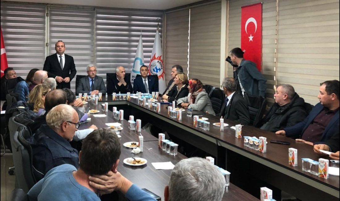 Erdek’te muhtarlarla mahalle ihtiyaçları ve çözüm önerileri görüşüldü Mahalle muhtarlarıyla bir araya gelen Erdek Belediye Başkanı Burhan Karışık