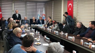 Mahalle muhtarlarıyla bir araya gelen Erdek Belediye Başkanı Burhan Karışık