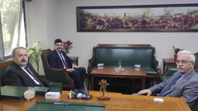 Erdek Kaymakamı Hasan Göç, Belediye Başkanı Burhan Karışık’ı ziyaret ederek