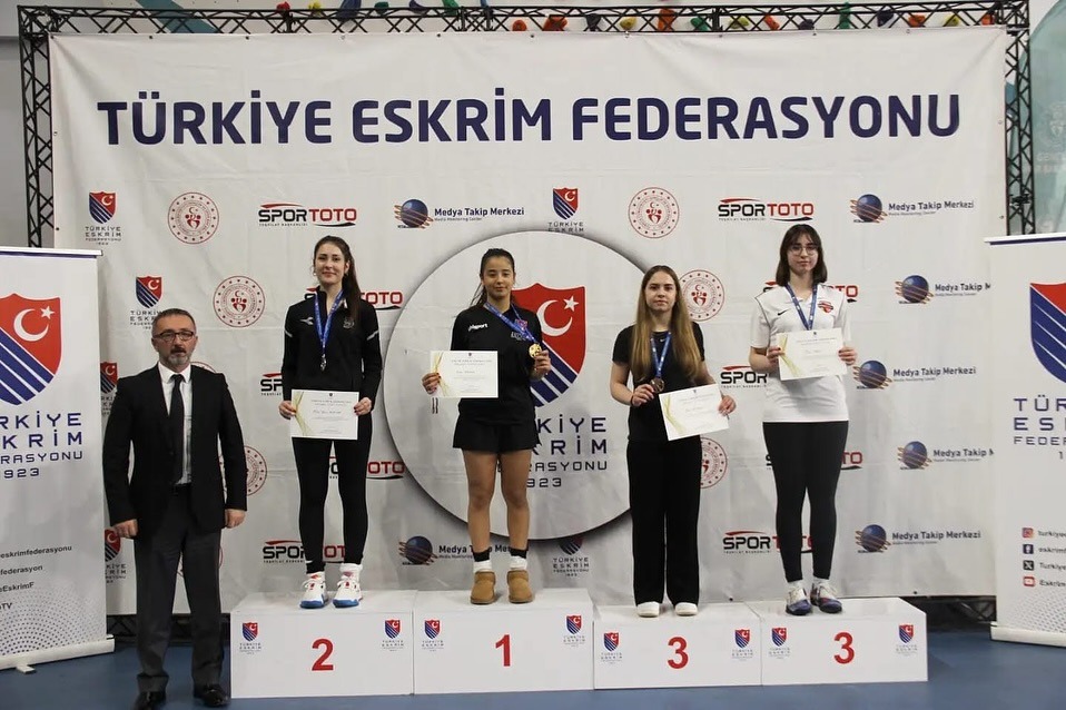 Balıkesirli Eskrimciler şampiyonada madalyaları topladı Gençler Flöre Türkiye Şampiyonası’nda Balıkesir Büyükşehir Belediyespor sporcuları Elvin Gülışık