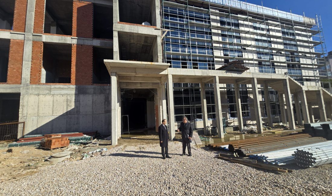 Aksakal, Bandırma Kültür Merkezi inşaatını inceledi Bandırma Kültür Merkezi’nde incelemelerde bulunan Bandırma Kaymakamı Engin Aksakal, yapılan