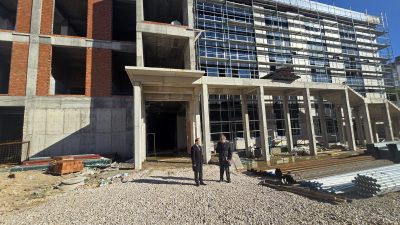 Bandırma Kültür Merkezi’nde incelemelerde bulunan Bandırma Kaymakamı Engin Aksakal, yapılan
