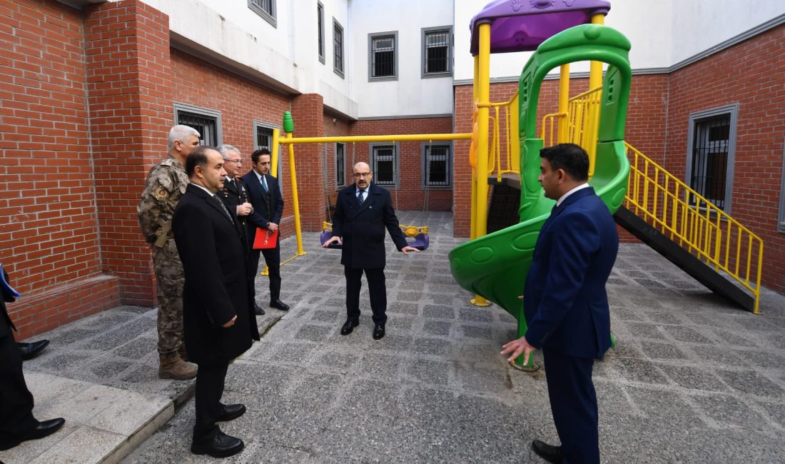 Balıkesir Valisi İsmail Ustaoğlu, Edincik Mahallesi’ndeki İl Göç İdaresi Geri