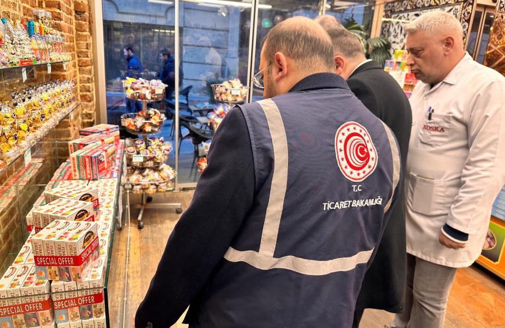 Asgari ücret zammı sonrası fırsatçılık yapan işletmelere ceza kesildi Asgari ücret zammı sonrası fırsatçılık yapan işletmelere ceza kesildi. Son