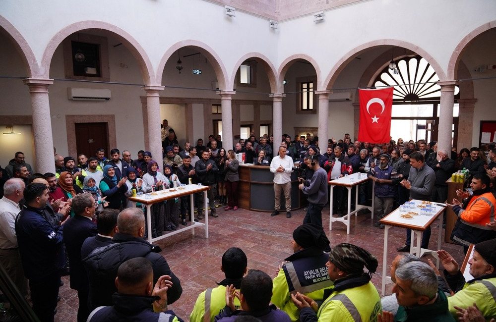 Ayvalık Belediye Başkanı Mesut Ergin yılın son gününde belediye çalışanlarıyla