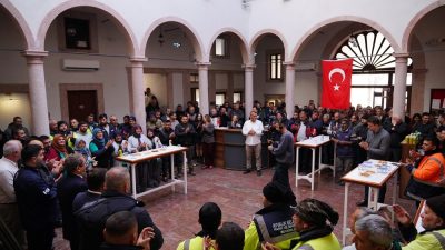 Ayvalık Belediye Başkanı Mesut Ergin yılın son gününde belediye çalışanlarıyla