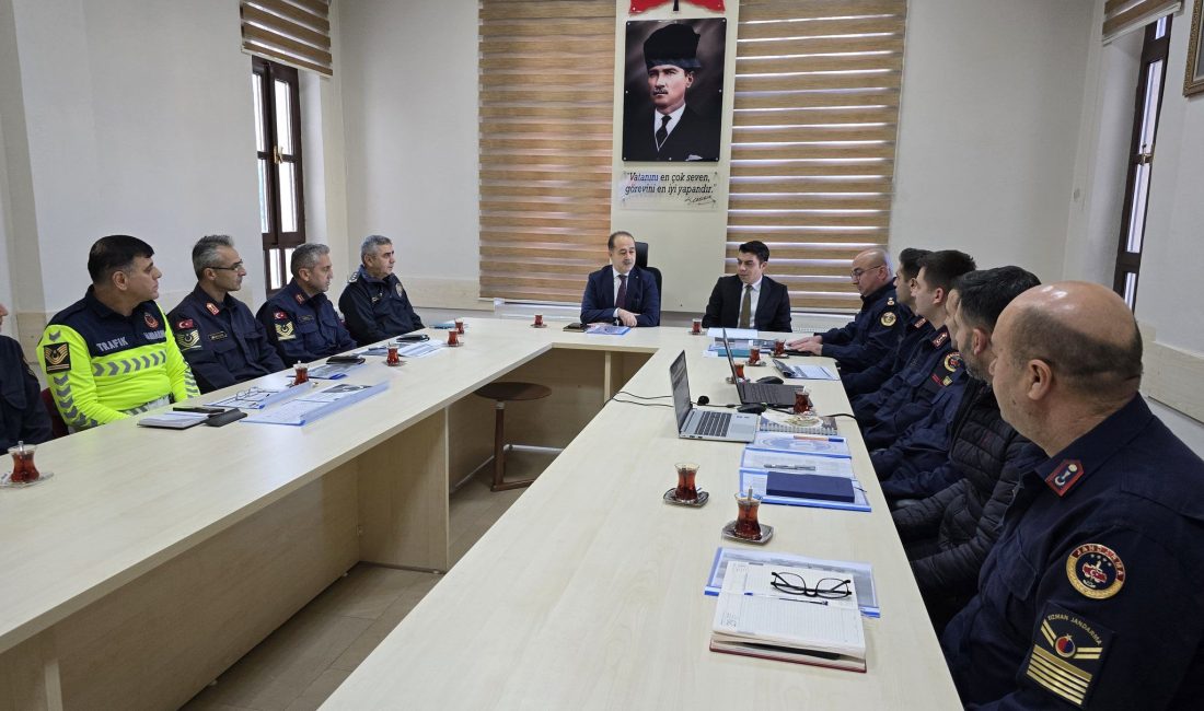 Bandırma’da suçla mücadele için alınacak tedbirler görüşüldü Bandırma’da jandarma ve emniyet yetkililerinin katılımıyla yapılan toplantıda suç işlenmesinin
