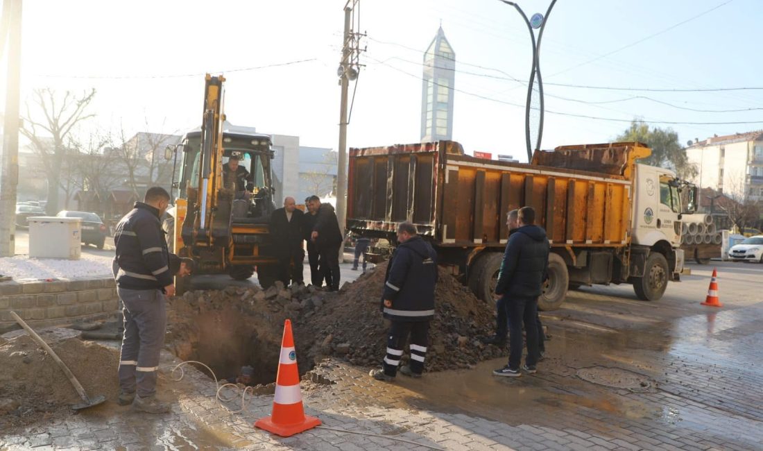 Gönen Belediye Başkanı İbrahim Palaz, Plevne Meydanı’nda başlatılan yağmur suyu