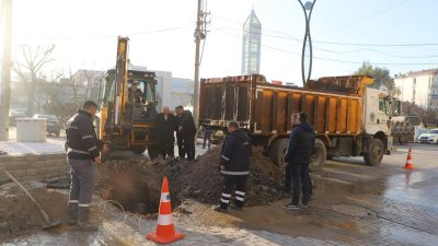 Gönen Belediye Başkanı İbrahim Palaz, Plevne Meydanı’nda başlatılan yağmur suyu