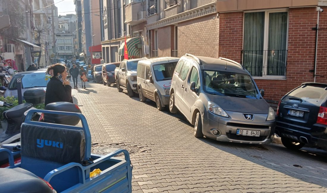 KALDIRIMLAR DÜKKÂN İLE PARK YERİ OLDU Özellikle kent merkezinde İsmet İnönü Caddesi ile Atatürk Caddesi kaldırımları