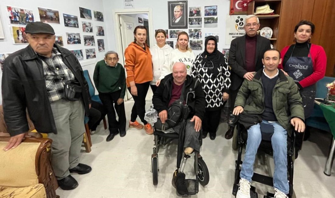 Karışık, özel gereksinimli bireylerle kucaklaştı Özel gereksinimli bireylerle bir araya gelen Erdek Belediye Başkanı Burhan