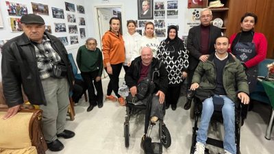 Özel gereksinimli bireylerle bir araya gelen Erdek Belediye Başkanı Burhan