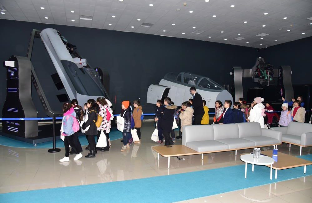 Minik Kaşifler, Simülasyon Merkezinde teknolojiyi keşfediyor Balıkesir Üniversitesi ve MRS Havacılık iş birliğiyle hayata geçirilen Türkiye’nin
