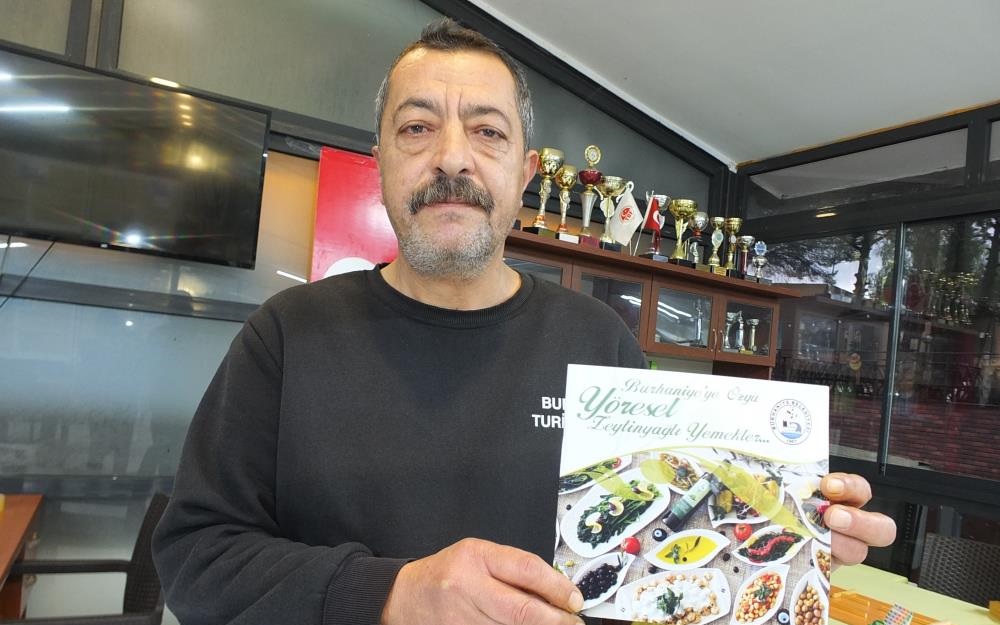 Burhaniye de zeytinyağlı yemekler kitap oldu Burhaniye’ye Özgün Yöresel Zeytinyağlı Yemekler kitap oldu. Ücretsiz dağıtılan kitapta