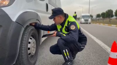 Balıkesir İl Jandarma Komutanlığı Trafik Jandarması ekipleri, kış lastiği denetiminde
