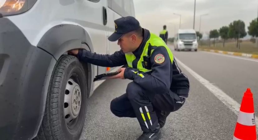 Kış lastiği denetiminde sürücülere ceza yağdı Balıkesir İl Jandarma Komutanlığı Trafik Jandarması ekipleri, kış lastiği denetiminde