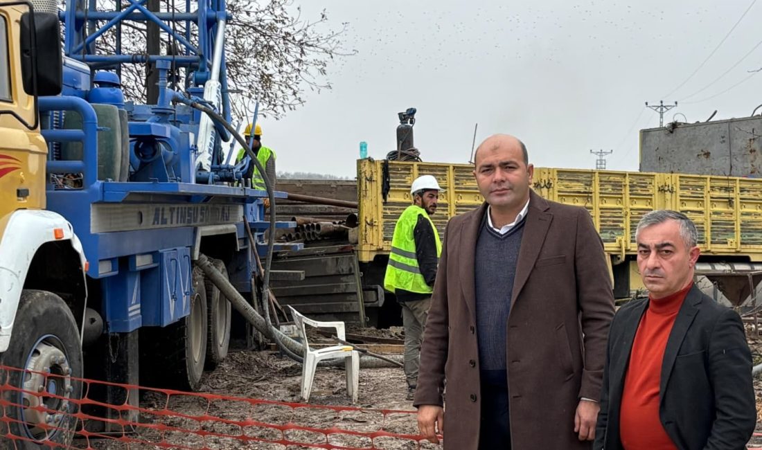 Manyas’ta önemli bir proje daha hayata geçirildi Manyas’ta başlatılan sondaj çalışmalarını yerinde inceleyen Belediye Başkanı Ahmet Duru,