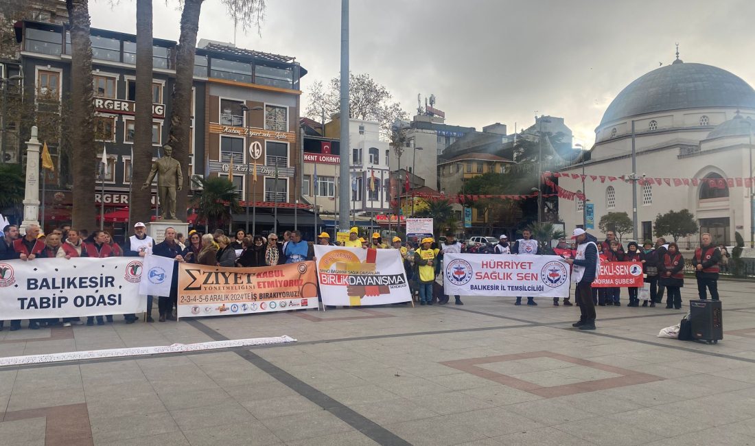 Bandırma’da “Performans Yönetmeliği”ne tepki Bandırma’da bir araya gelen sağlık çalışanları, performans yönetmeliğiyle ilgili basın
