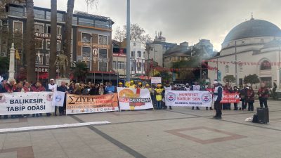 Bandırma’da bir araya gelen sağlık çalışanları, performans yönetmeliğiyle ilgili basın