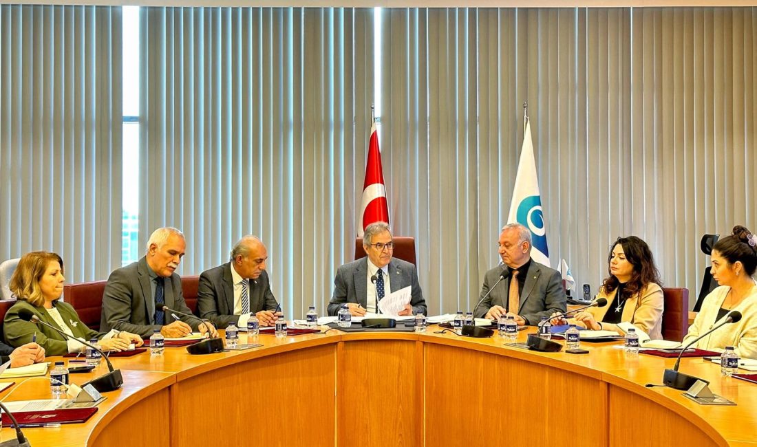 Bandırma Belediyesi’nin hizmet ve projeleri masaya yatırıldı Bandırma Belediye Başkanı Dursun Mirza, Başkan Yardımcıları ve Birim Müdürleriyle
