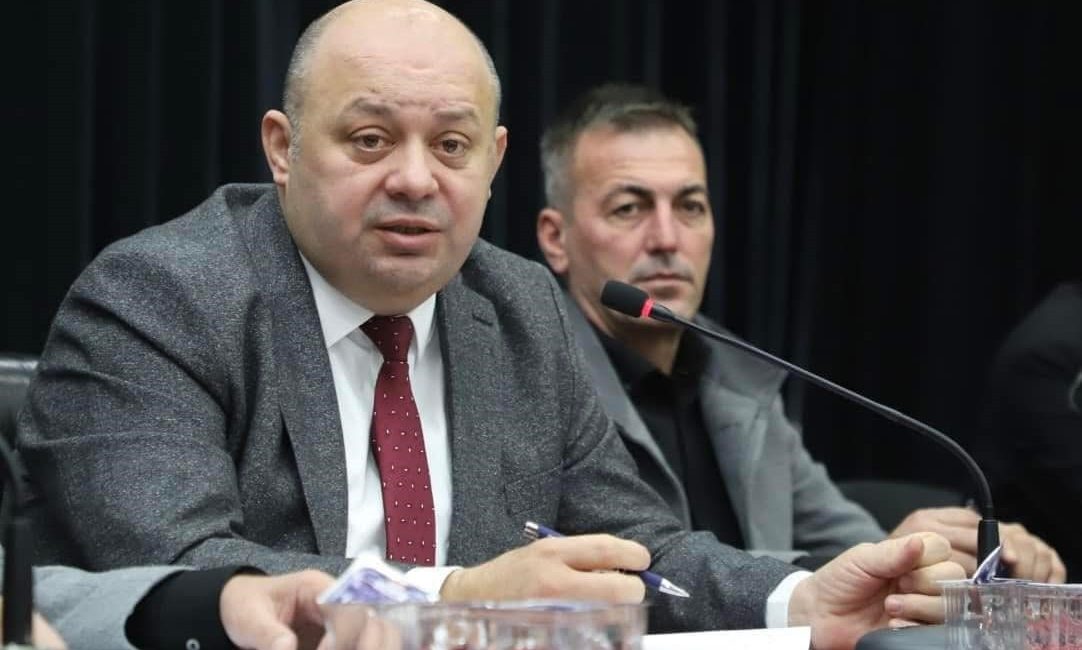 Gönen’in 2025 çalışma planları muhtarlarla paylaşıldı Gönen Belediye Başkanı İbrahim Palaz, mahalle muhtarlarıyla düzenlenen toplantıda sorunları