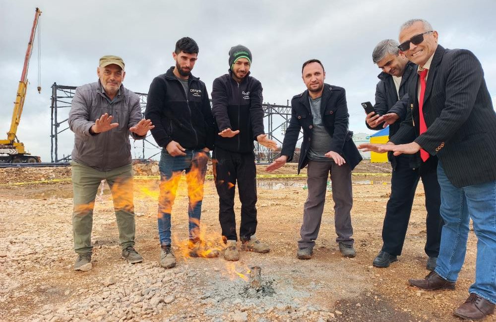 Bursa’da doğal gaz bulundu Karacabey’de bir ketçap fabrikasının depo kısmında zemin etüdü yapan operatör,