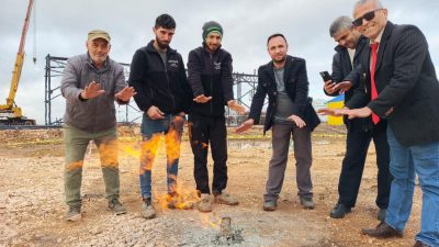 Karacabey’de bir ketçap fabrikasının depo kısmında zemin etüdü yapan operatör,