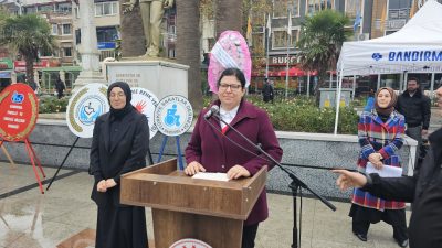 Bandırma Cumhuriyet Meydanı’nda düzenlenen törenle 3 Aralık Dünya Engelliler Günü,