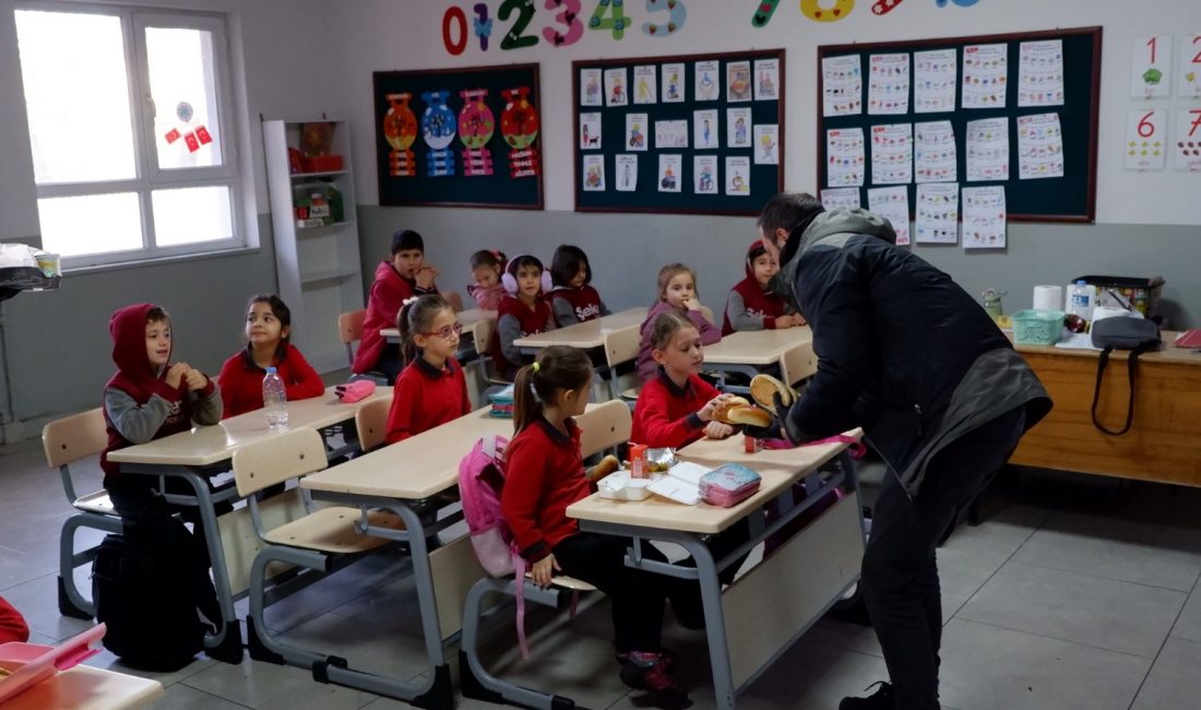 Susurluklu çocuklara belediyeden yerli malı haftası ikramı Susurluk Belediye Başkanı Hakan Yıldırım Semizel, Yerli Malı Haftası’nda okul